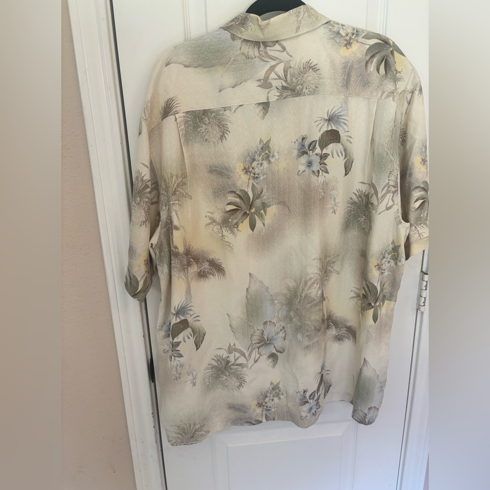Tommy Bahama 100% Silk Men’s XL Cream Tropical Hawaiian Short-Sleeve Button-Up - Picture 2 of 4
